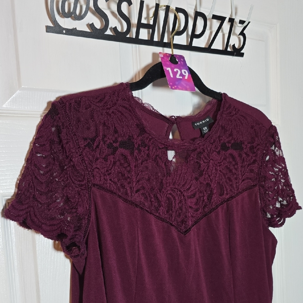 129 Torrid 00 M/L Medium Large Maroon Lace Fitted Peplum Blouse - Picture 5 of 7